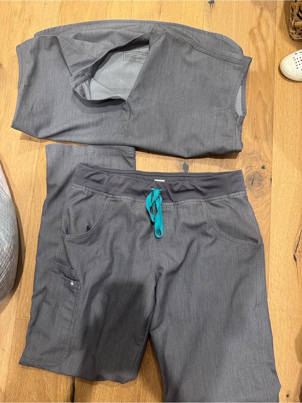 FIGS graphite scrub set